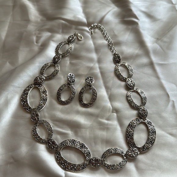 Necklace and earrings - Picture 2 of 8